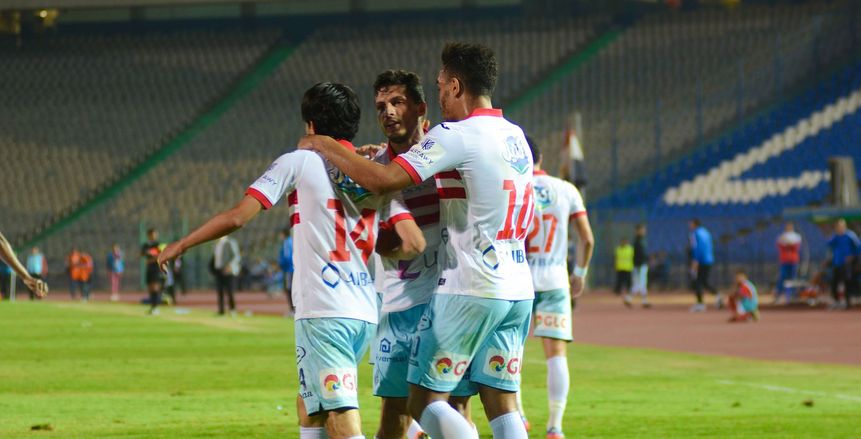 مدرب الزمالك يحتفل مع اللاعبين بعد الفوز على الأهليمحم