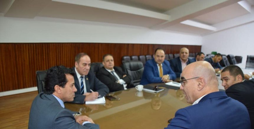 وزير الشباب والرياضة يلتقي اللجنة المنظمة لبطولة العالم لكرة اليد 2021
