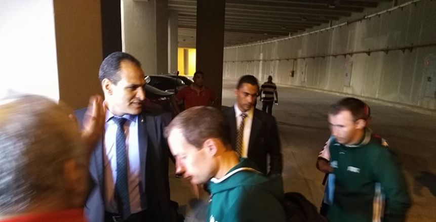 بالصور| وصول طاقم التحكيم الاسكتلندي إلى استاد برج العرب