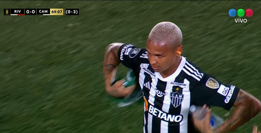 ماذا فعل ديفرسون لاعب مينيرو أثناء استبداله بمباراة ريفر بليت؟