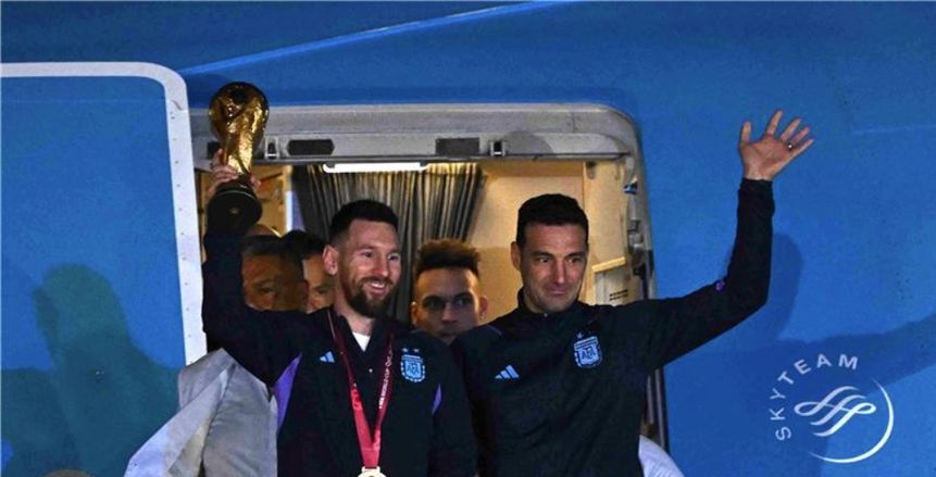 استقبال رسمي لمنتخب الأرجنتين فور وصوله لبوينس آيرس وحافلة مكشوفة للاحتفال (فيديو)