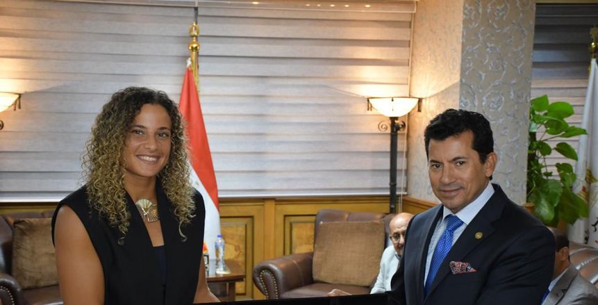 وزير الرياضة يكرم ميار شريف بعد تتويجها بلقب بطولة بارما الإيطالية
