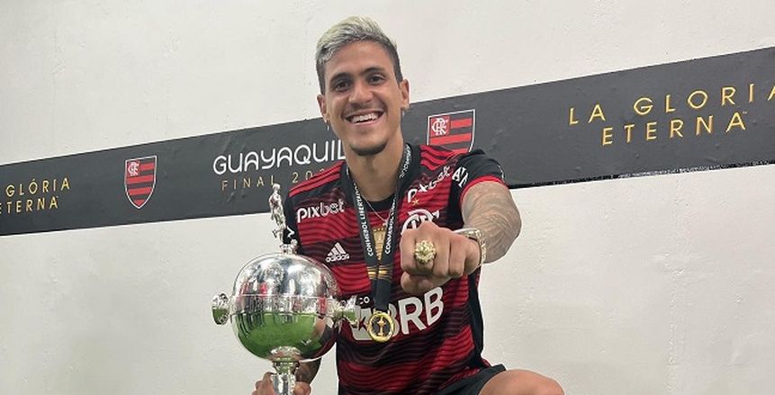 «بيدرو» لاعب منتخب البرازيل يخطب صديقته بعد انضمامه لقائمة السامبا بالمونديال