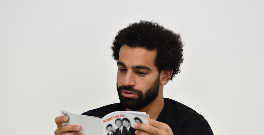 صلاح يقرأ كتاب Scouse English.. اللهجة التي أرهقت كلوب ويفتخر بها سكان ليفربول