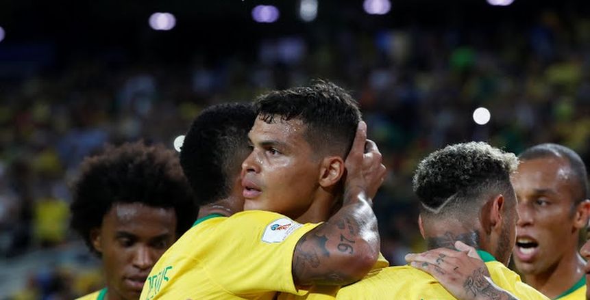 بالفيديو| الجماهير البرازيلية ترشق حافلة منتخب بلادها بالحجارة بعد توديع المونديال