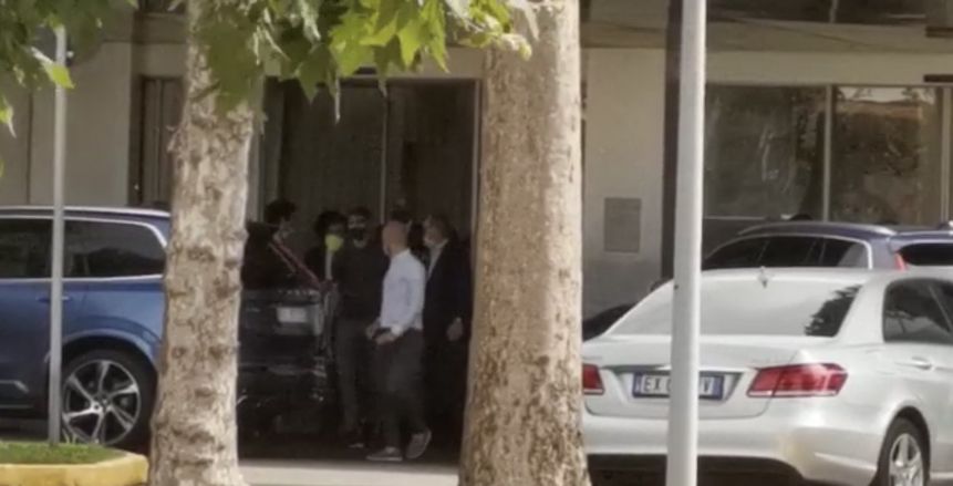 حكيمي يصل ميلانو للتوقيع مع إنتر ميلان.. وقميص جديد للأفاعي