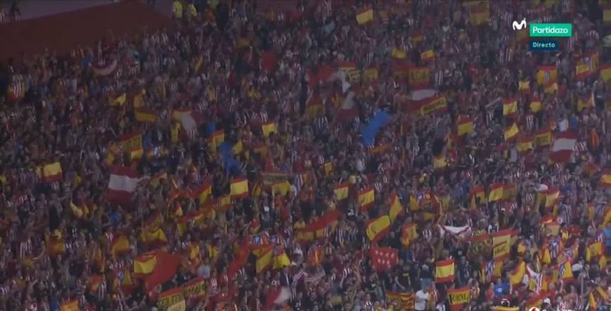 جماهير أتليتكو مدريد ترفع شعارات إسبانيا أمام برشلونة