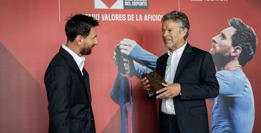 ميسي يتوج بجائزة أكثر لاعب محبوب في تاريخ برشلونة