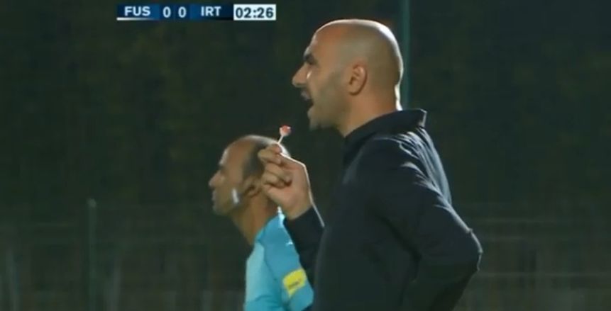 مدرب الفتح الرباطي يظهر بـ"مصاصة" في مباراة اتحاد طنجة بالدوري المغربي