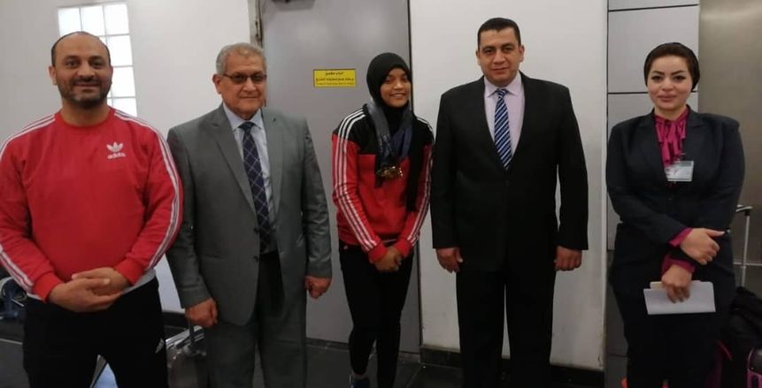 عمرو حداد يستقبل نعمة سعيد بطلة العالم في رفع الأثقال نائبا عن وزير الرياضة