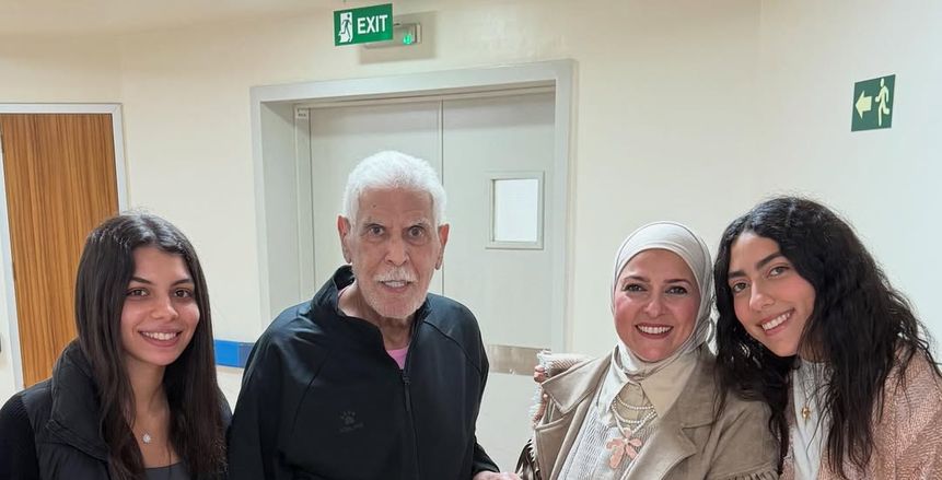 ظهور جديد لـ«المعلم» حسن شحاتة من داخل المستشفى (صور)