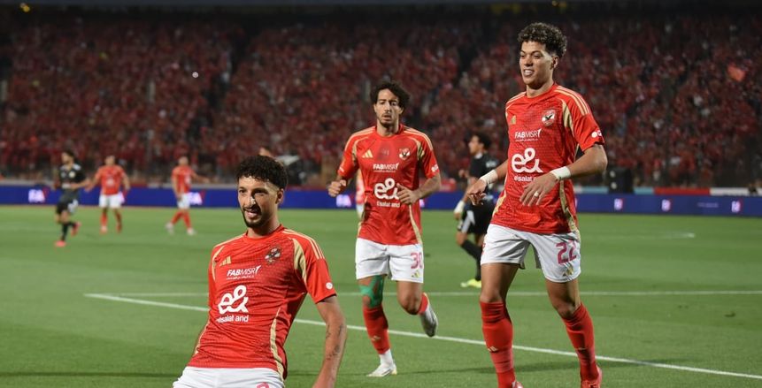 غليان في الأهلي بسبب عروض الاحتراف.. وتهديد برحيل مسؤولين