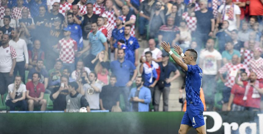 "ويفا" يغرم كرواتيا 100 ألف يورو بسبب "شماريخ" مباراة تشيكيا