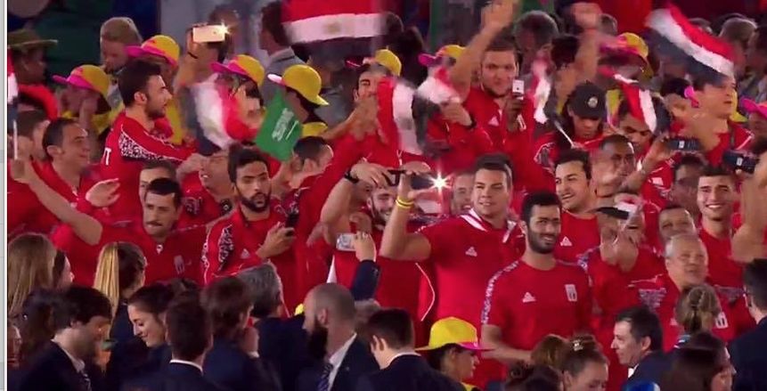 بالفيديو| مصري يرفع علم السعودية في طابور العرض بالأولمبياد