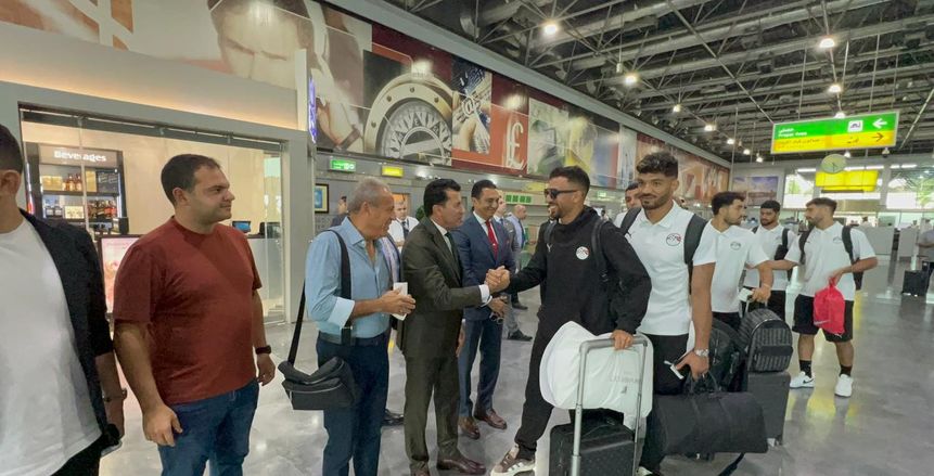 وزير الرياضة يودع منتخب مصر بمطار القاهرة قبل السفر لمواجهة بوركينا فاسو (صور)