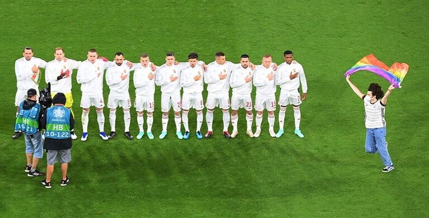 الاتحاد الأوروبي يمنع رفع أعلام «المثليين» في مباراة هولندا والتشيك