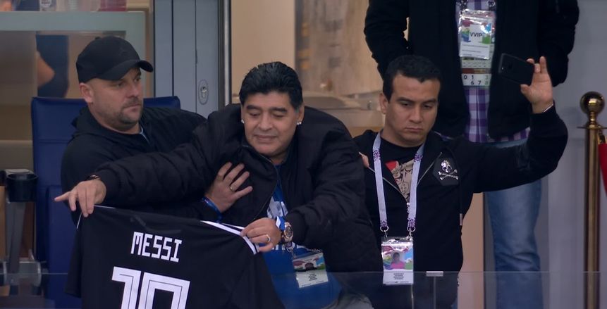 بالفيديو| مارادونا يقبل قميص ميسي قبل مباراة الأرجنتين وكرواتيا