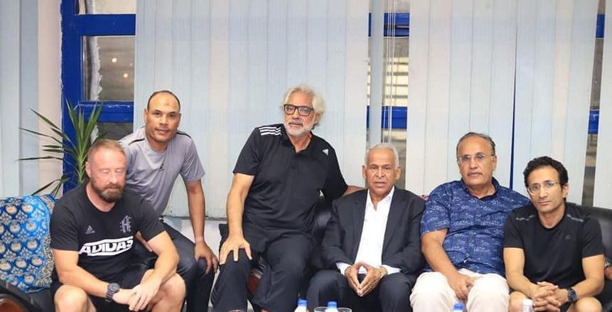 رئيس سموحة يجتمع مع الجهاز الفني قبل مواجهة الجونة (صور)