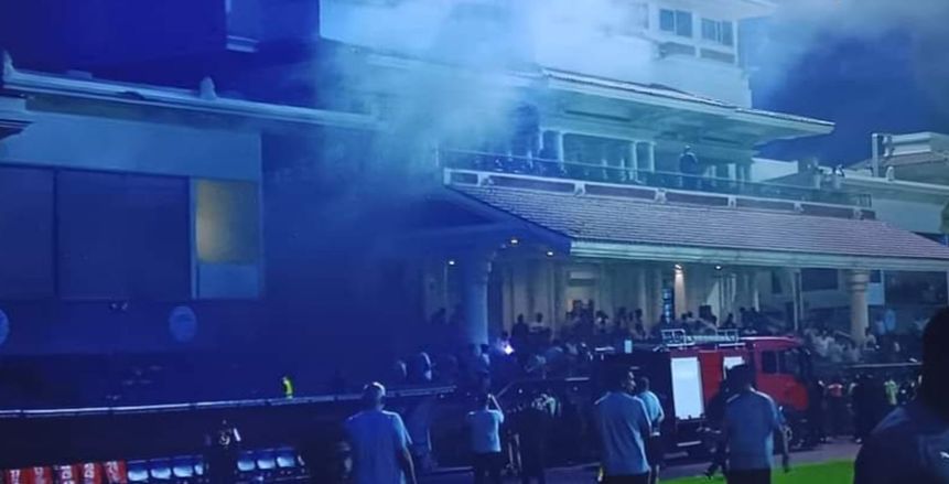 سبب نشوب حريق في مباراة سموحة وبيراميدز