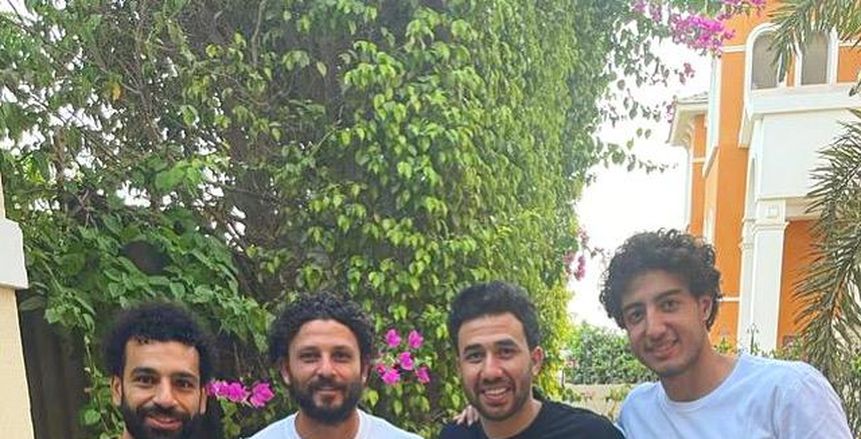 محمد صلاح ينشر صورة مع غالي وتريزيجيه ومحمد هاني خلال تواجده في مصر