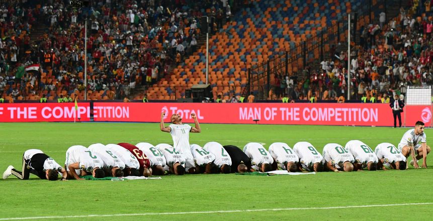 بالفيديو.. سجدة جماعية من لاعبي منتخب الجزائر بعد الفوز بكأس الأمم الأفريقية