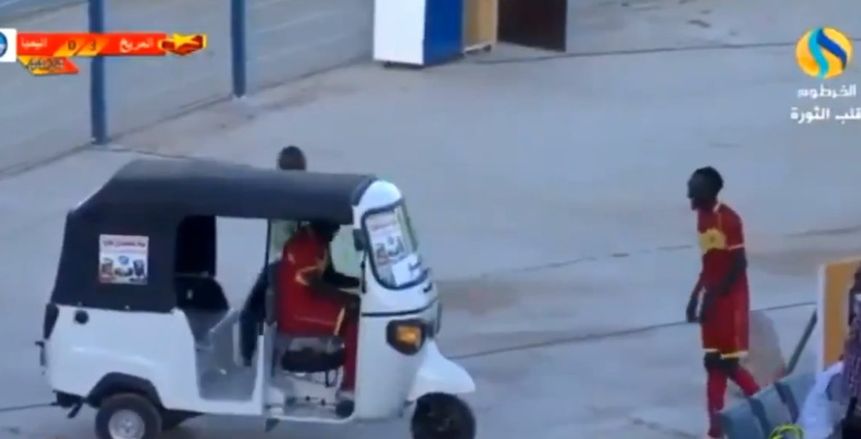 لأول مرة.. طرد لاعب بسبب توك توك في مباراة المريخ وإنيمبا (فيديو)