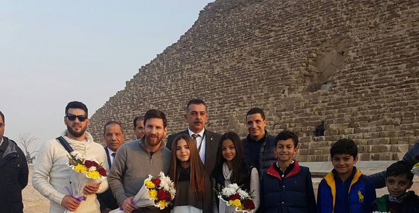 بالصور والفيديو| جولة لميسي داخل الهرم الأكبر