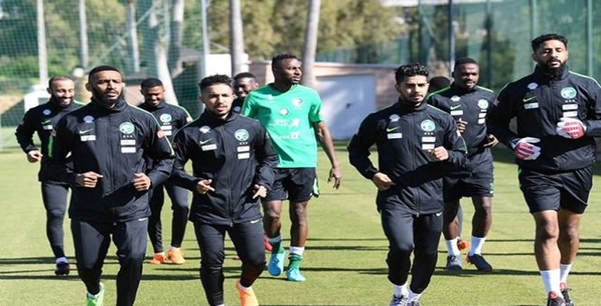 السعودية تتدرب على ملعب «جولف»