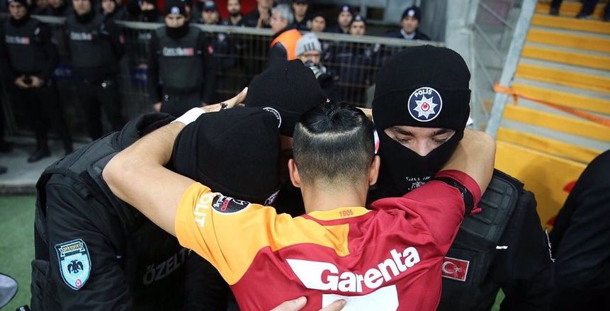 بالصور| لاعب جالاطا سراي يحتضن رجال الشرطة احتفالًا بهدفه في «جازينتيب»