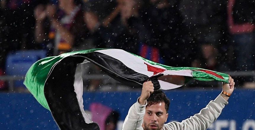 تعاطف جماهيري.. مشجع يقتحم ملعب مباراة برشلونة بعلم فلسطين