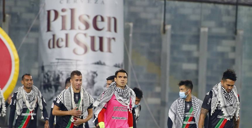 مرتديا الشماغ.. فريق بالستينو التشيلي يدعم فلسطين قبل لقاء كولو كولو