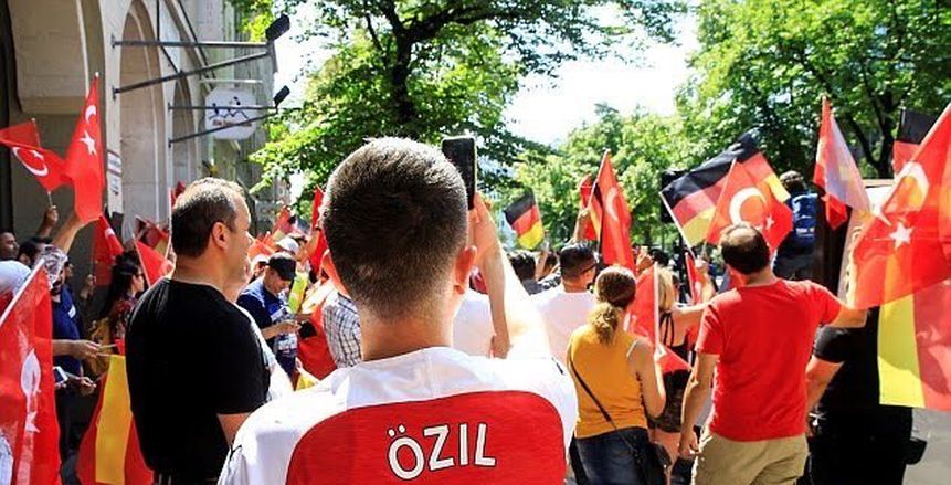 بالصور| جماهير ألمانيا تتجمع في برلين تضامنا مع «أوزيل»