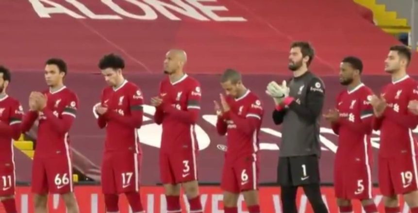 محمد صلاح يرتدي شارة سوداء ضد تشيلسي حدادا على أسطورة ليفربول «صور»