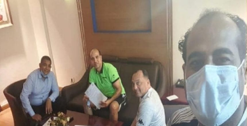 جلسة خاصة داخل معسكر أسوان لتوقيع عقود الجهاز الفني الجديد (صور)