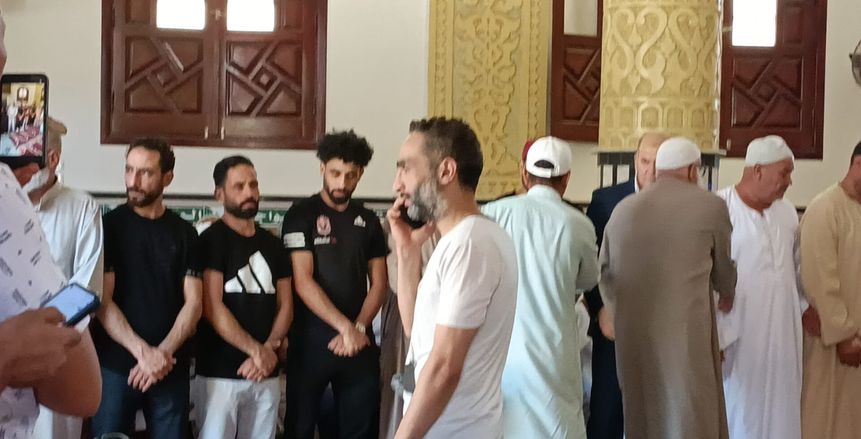 مروان عطية يتلقى عزاء والده قبل تشييع جثمانه في البحيرة (صور)