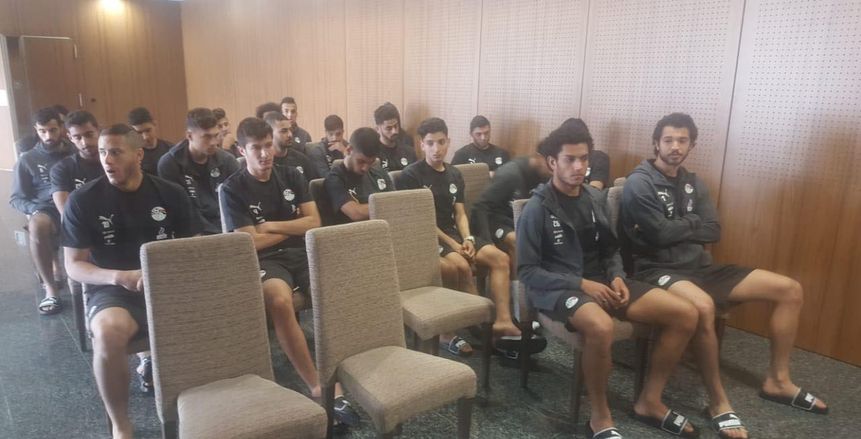 شوقي غريب يجتمع مع لاعبي المنتخب الأولمبي في معكسر اسبانيا