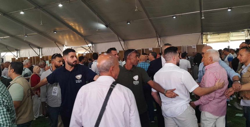 إيقاف انتخابات الزمالك لحين إخلاء الخيم بعد تزاحم أعضاء النادي