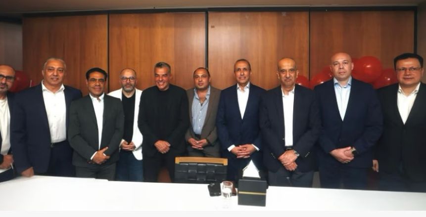 الأهلي يتبادل الهدايا التذكارية في مأدبة عشاء على هامش المونديال