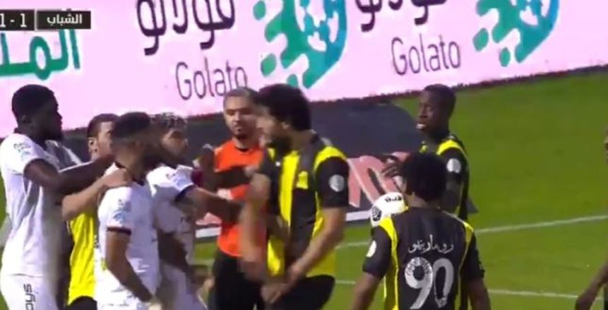 فيديو.. أحمد حجازي يتشاجر مع لاعبي الشباب في الدوري السعودي
