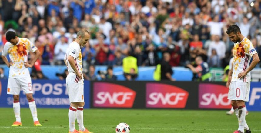 مدرب اسبانيا يفسر سبب ضم بيكيه واستبعاد ديولوفيو