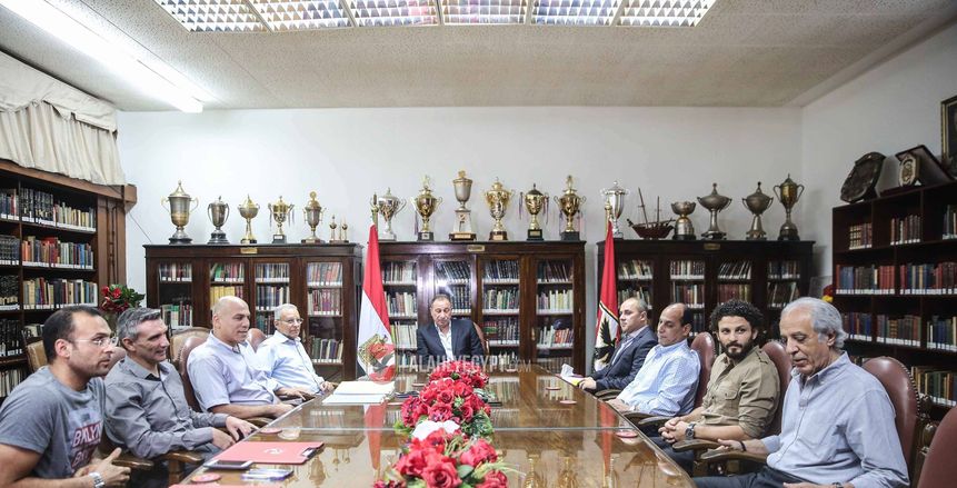 جلسة بين «كارتيرون» و«الخطيب» مع جهاز الكرة بالأهلي