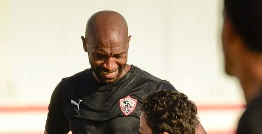لقطة رائعة.. لاعبو وجهاز الزمالك يستقبلون الطفل «سامح» محارب السرطان