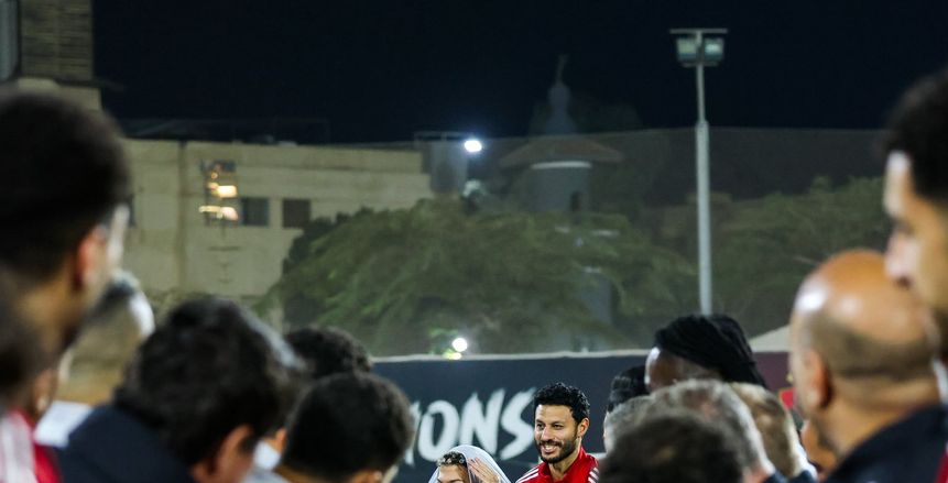 لاعبو الأهلى يحتفلون بعيد ميلاد إمام عاشور على طريقتهم الخاصة «صور»