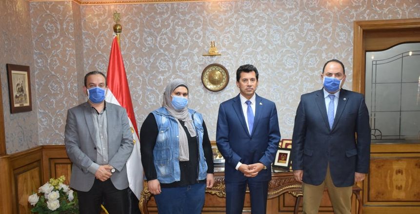 بعد سقوط سقف منزلها.. وزير الشباب يلتقي البطلة شيماء خلف