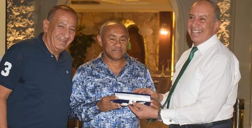 محافظ البحر الأحمر يمنح أحمد أحمد "مفتاح الغردقة"