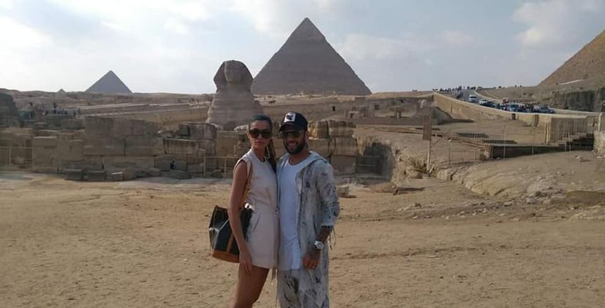 ألفيش وزوجته يزوران الأهرامات.. ونجم السامبا يبدي إعجابه بـ"أبوالهول" (صور)