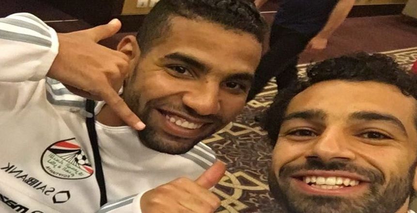 "بالتليفون".. مؤمن زكريا ينشر صورته مع محمد صلاح بقميص المنتخب