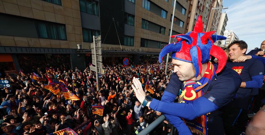 بالفيديو والصور| لاعبو برشلونة يجوبون الشوارع إحتفالاً بالثنائية