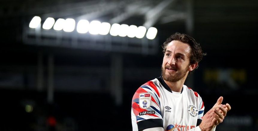 عاجل.. توقف مباراة بورنموث ولوتون في الدوري الإنجليزي بعد إغماء أحد اللاعبين