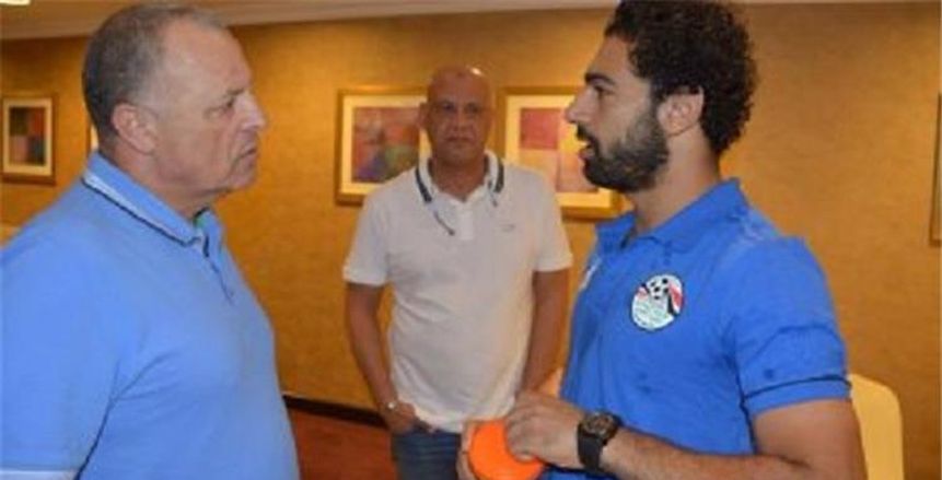 «أبوريدة» فى اتصال هاتفى مع «صلاح»: «ما كانش نفسى إنك تتدخل فى الموضوع ده»